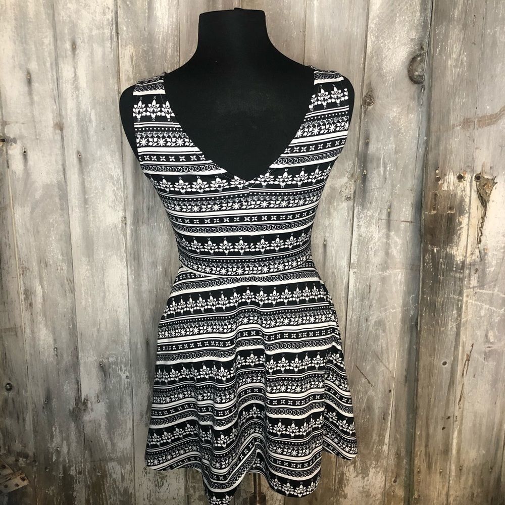 Divided Patterned Dress - Picture 3 of 4